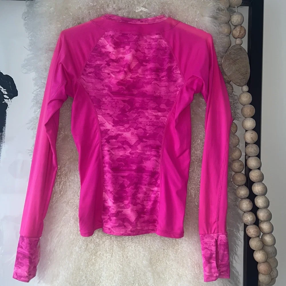 Oakley Rash Guard - Photos show color of the shirt in different lighting. - Picture 2 of 8